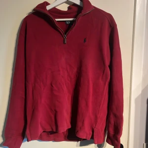 Ralp lauren tröja - Hej, Säljer denna sjukt snygga röda Ralph Lauren zipen. Skick 9/10!  Hör gärna av er vid frågor!😀