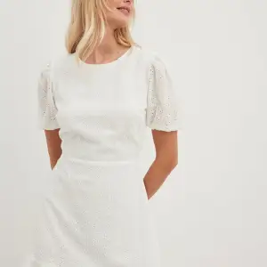 (Bilder tagna från Zalando) Säljer nu denna superfina vita klänning som endast är testad (lappar finns kvar) då den tyvärr inte passade mig. Från NA-KD men köpt på Zalando. Köptes för 990 kr. Superfin studentklänning!! 🤩Storlek 32 Finns på fler sidor