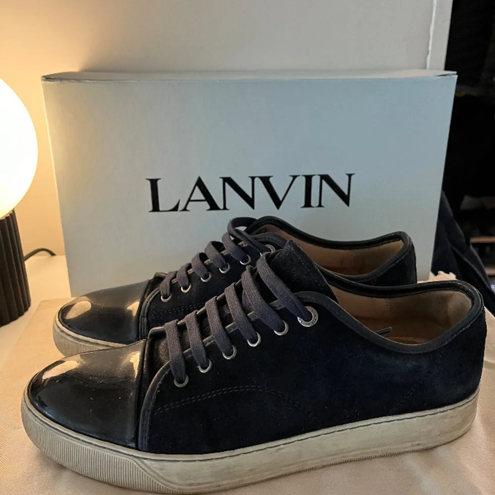 Lanvin skor i den mest eftertraktade färgen marine blå! Skorna är i använt och gott skick (7/10), box och helt nya snören ingår. Storleken är 42 men passar upp till 43. Tveka inte på att skriva vid funderingar😌. Skor.