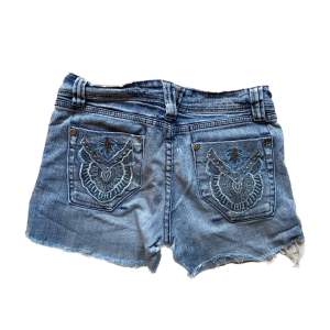 Så sjukt snygga lågmidjade jeansshorts med coola detaljer på bakfickorna. Midja tvärs över 37cm