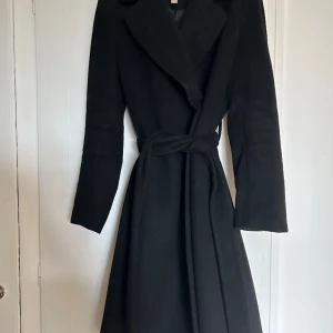 Svart kappa  - Svart kappa från h&m med knytning i midjan