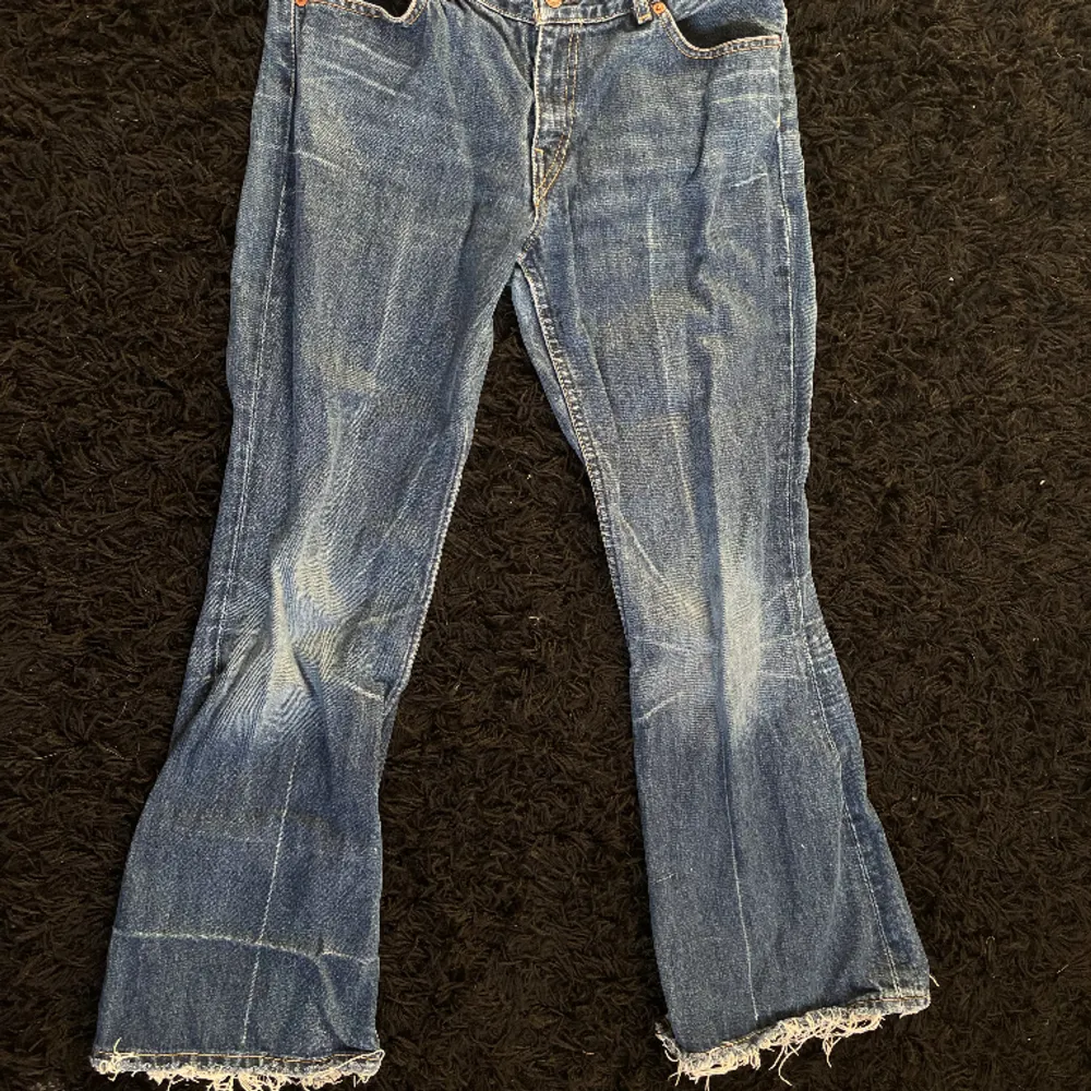 Ett par Levis jeans som jag köpt för en månad sen, men var tyvärr för stora. Min kompis har dom på sig på bilden som är 165 cm lång.  Priset går att diskutera  Skriv pv om mått . Jeans & Byxor.