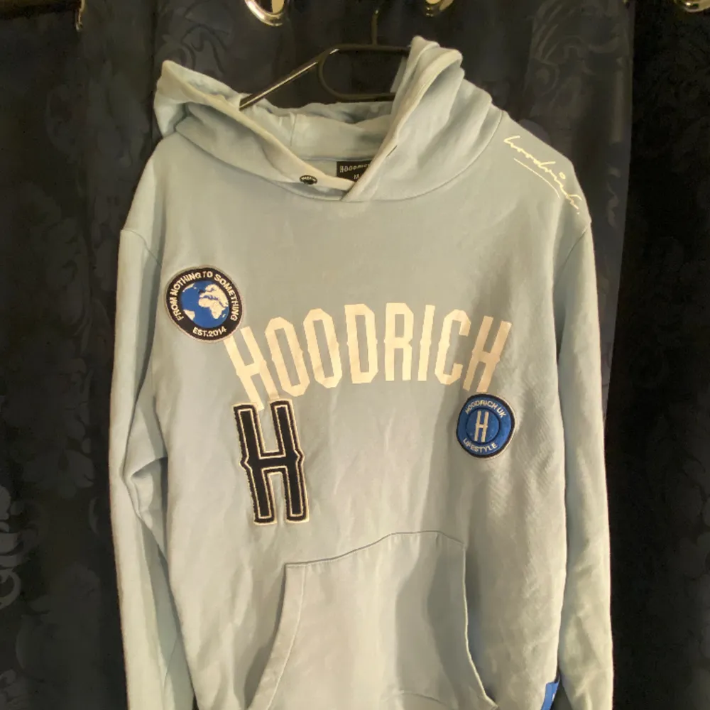 Säljer en Hoodrich hoodie i bra skick! Tyvärr inga snören men inget man tänker på, kommer inte till andvändning så därför säljer jag den. Den är ifrån hoodrich, vet inte om den går att köpa idag men skriv om det är frågor eller om fler bilder på den!. Hoodies.