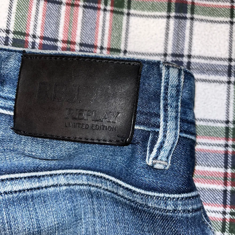 Säljer just nu svin snygga replay jeans. Skick 9/10 då dom är fåtal gånger anväda. Pris går att diskutera vid snabb affär 💯👍Hör gärna av er vid frågor!🍾. Jeans & Byxor.