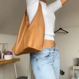 så snygg väska❤️‍🔥❤️‍🔥 - Perfekt väska! Är jätte rymlig och får plats med det mesta, så bra till skolan⚡️ den är aldrig använd! ❗️tryck gärna på köp nu❗️