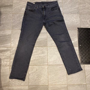 Levi 511 Jeans - Levi 511 i bra skick. Använt fåtal gånger och inga de har inga skador. Sytt upp de från 33/34 til 33/32