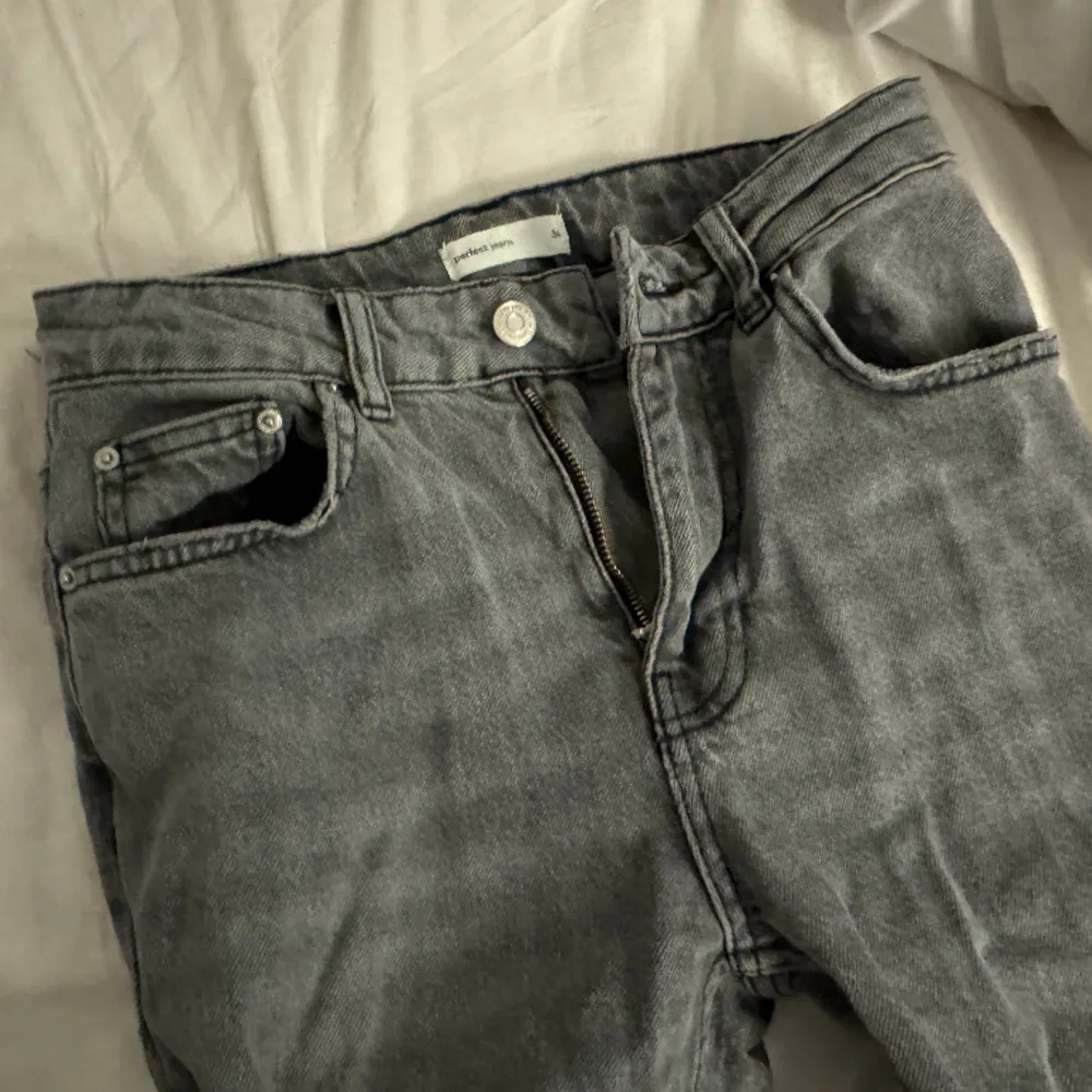 I längden tall, lite bootcut och i en jätte fin grå färg sitter också väldigt perfekt . Jeans & Byxor.