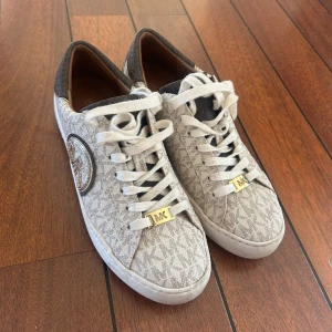 MK skor - Säljer mina Mk skor då dom är för smala för mig, storlek 38. Använda fåtal gånger.  Köptes för 1800kr från Zalando.  Köparen står för frakt!  