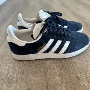 Adidas Gazelle - Säljer ett par gott som nya adidas gazelle i mörkblå💙Storlek 38 2/3, passar mig som oftast har 39 i skor. Använda max två gånger så endast lite små smutsiga under skosulan. 💓