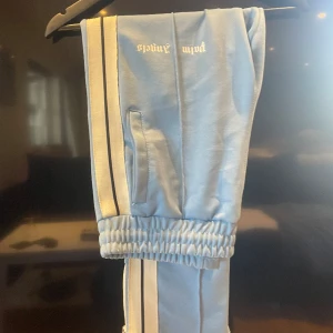 Palm angels byxor - Säljer ett par riktiga snygga Palm angels byxor i färgen ljusblå, storlek m men sitter som s😊