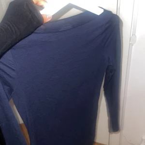 Intimissimi tröja😍 - Säljer den fina toppen ifrån intimissimi i storlek S 🥰 den är i färgen marinblå och är knappt använd.