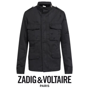 Zadig & Voltaire Field jacket - Hej säljer nu min Field jacket utav Zadig Voltaire. Nypris 5000kr.  jackan är i ny skick knappt använd 9,9/10 och riktigt snygg. Hör av er vid intresse. Skickar fler bilder ifall det behövs. Priset är ej hugget i sten 🪨. Tack. 🌑🌘🌗🌖🌕