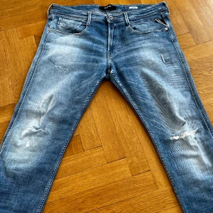 Replay Anbass - Säljer ett par replay byxor i den snygga modellen anbass då jag inte använder dem längre. Sjukt snygg tvätt nu inför våren! Det är storlek 34 men sitter bra på mig som är 32 i vanliga fall. Köpta för 1200 och de är i väldigt bra skick! Hör av dig