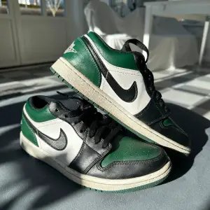 Säljer nu mina Jordan 1 Low i färgen ”Green Toe”, skitsnygga och coola. Använda men väldigt bra skick. Köpte för 2500kr men säljer för 800kr 🥰. Storlek 40 men passar mig som brukar ha storlek 39. Pris kan gå att diskutera 