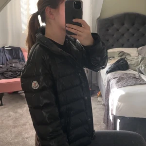 Moncler jacka - Kollar intresset på min fina moncler jacka. Modellen är i storlek 2, och finns även päls luva om man skulle vilja ha det, fråga om bild. Tyvär är jackan äldre så har slarvat bort kvittot och därav priset, men kan sjölv garantera äkthet!💖