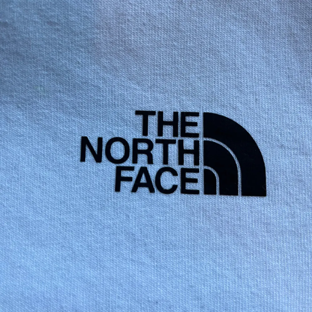 En fin The North Face sweatshirt💕 köpt för 899 men säljs för 499. Pris kan diskuteras. Hör av er om frågor🫶. Hoodies.