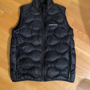 Peak performance väst - Skit snygg perfekt till våren, säljs endast för att den inte passar längre. Inga defekter skicket är 9,5/10 Köpt från kidsbrandstore