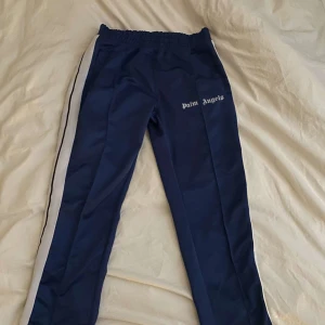 Palm Angels Byxor  - Palm Angels byxor i färgen blå. Byxorna är i ett bra skick. Byxorna är äkta som allt annat på denna sida! Skriv vid intresse eller eventuella frågor🌟