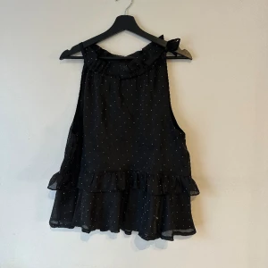 Neo Noir topp - Säljer denna toppen med små diamanter på från Neo Noir, endast använd 1 gång!! 😍  Nypris är 499:-