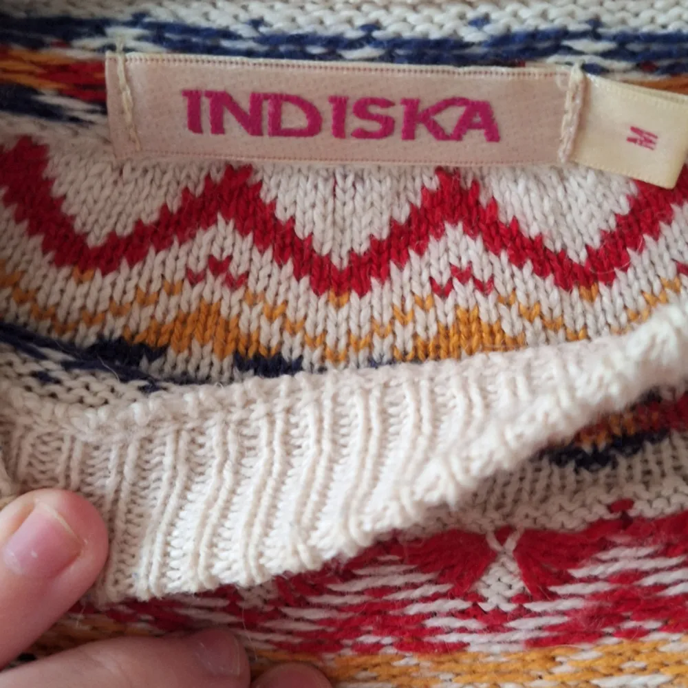 En stickad & mjuk tröja ifrån Indiska i storlek M men är lite oversized för mig som brukar ha XS/S ❣️ Använd 2 gånger ungefär, finns en liten fläck på ena ärmen men som kanske går bort i tvätten🩷. Stickat.