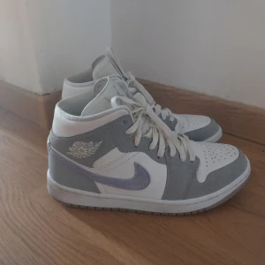 Jordan 1 mid - Jag säljer dessa för jag har inte fåt så mycket användning av de, skorna är i bra skick, har använt de 5/6 gången sen de köptes. Det är i storlek 40 men passar perfekt till storlek 39 också