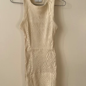 Klänning - Kort jerseyklänning från Bershka, formar sig superfint efter kroppen!🌼