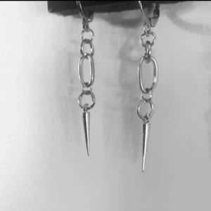 Örhängen  - Jättefina egen gjorda örhängen. Köp en för 99kr eller ett par för 149kr. Kan göra i guld också. Modell 010