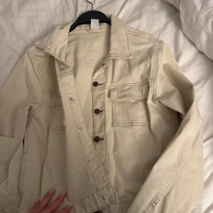 Jeans jacka  - Beige jeans jacka med fina kontraster  Pris diskuteras