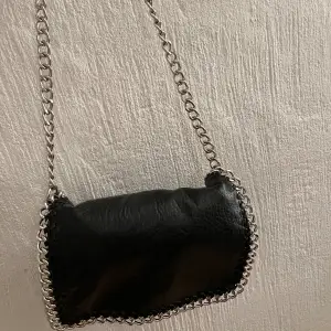 Säljer denna populära svarta Tiamo väska då den tyvärr  inte har kommit till användning på sistone. Väskan är i fint skick och är från början köpt på Scorett för 550kr men säljs nu för endast 300kr. (Köparen står för frakten)💓