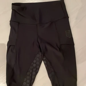 Helskodda maya delorez ridbyxor - Byxorna är i mycket bra skick, utom att dem har ett litet osynligt hål på ena benet. Helskodda och använda ett antal gånger men utan annat slitage. Priset kan diskuteras!