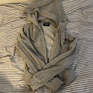 Juicy couture tröja - Jätte fin zip up tröja från juicy couture. Nästan aldrig använd!!