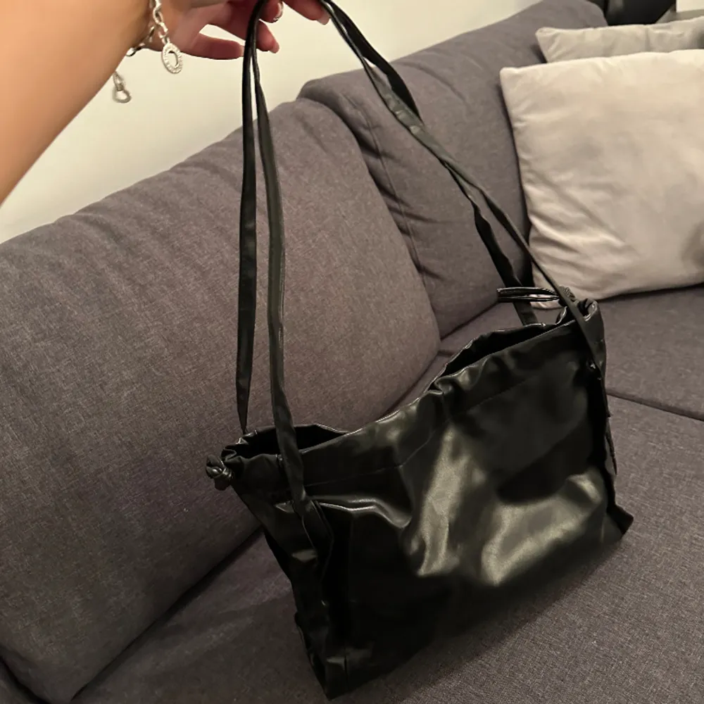 En svart rymlig väska aldrig använd i fake skin 🖤. Väskor.