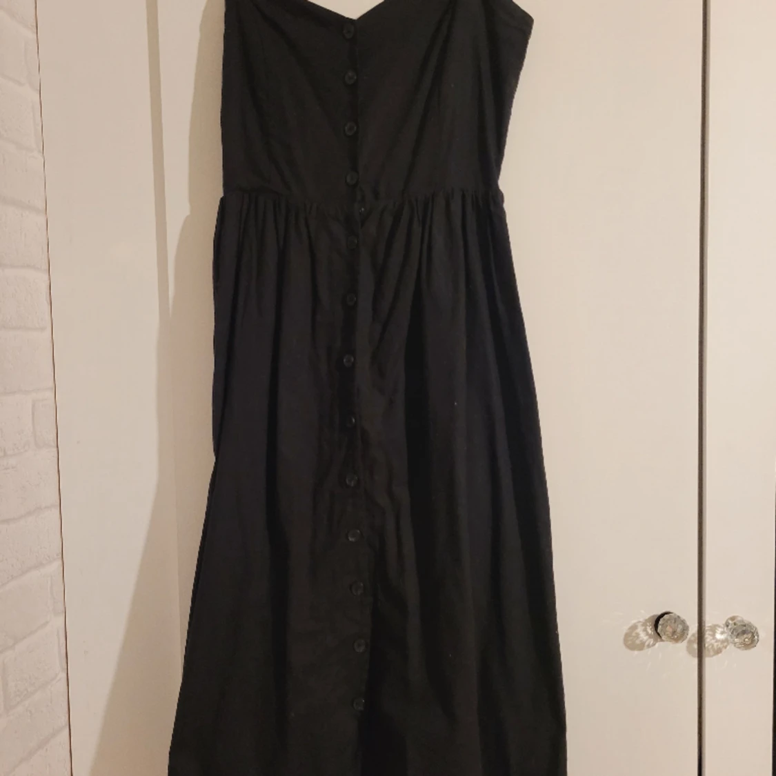 Svart klänning med knappar, strl 38