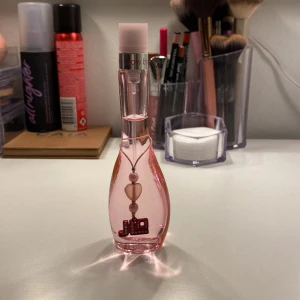 En jättefin JLO parfym som jag fick när jag fyllde år. Den luktar jättegott och är aldrig använd. Har tyvärr inte förpackningen kvar.  - Bra skick och aldrig använd!