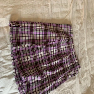 Rutin kjol - Rutig mini kjol som är helt oanvänd tyvärr men super fin!!