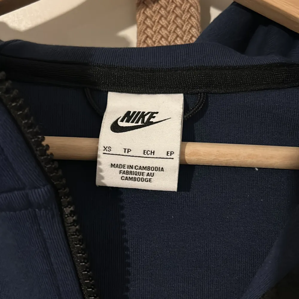 Hej, säljer denna mörkblåa Nike tech fleece tröja som är använd ett fåtal gånger och inte säljs längre. Skicket är 9/10. Hör av er vid funderingar!. Hoodies.