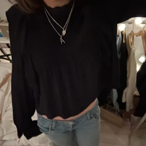zara blus - säljer dne här super söta blusen från zara pga att den irne längre används! kan användas med långa och korta armar(se sista bilden)