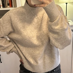 STICKAD TRÖJA - Stickad tröja från &other stories! Har knappt kommit till användning, så är i gott skick! 