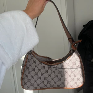 Dondonna väska - Säljer min fina dondonna väska köpte den förra hösten, den är knappt använd därför ser den ny ut inga skador