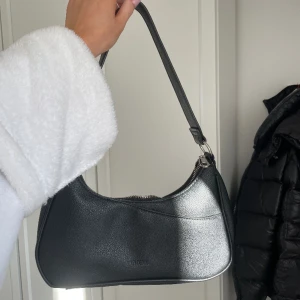 Dondonna väska - Säljer min fina dondonna väska köpte den förra hösten, den är knappt använd därför ser den ny ut inga skador