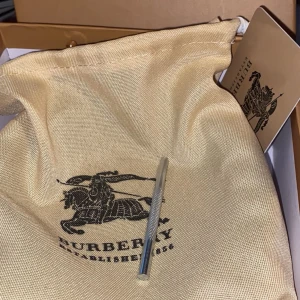 Burberry bälte  - En helt ny burberry bälte som kan bäras på båda hållen alltså man får 2 bälten i en ☝️ Det kommer med bälte skydd och dustpåse och även sin egna Burberry box, burberry kort 💳 o med en metallverktyg i fall man vill göra ett nytt hål. Du står för frakte