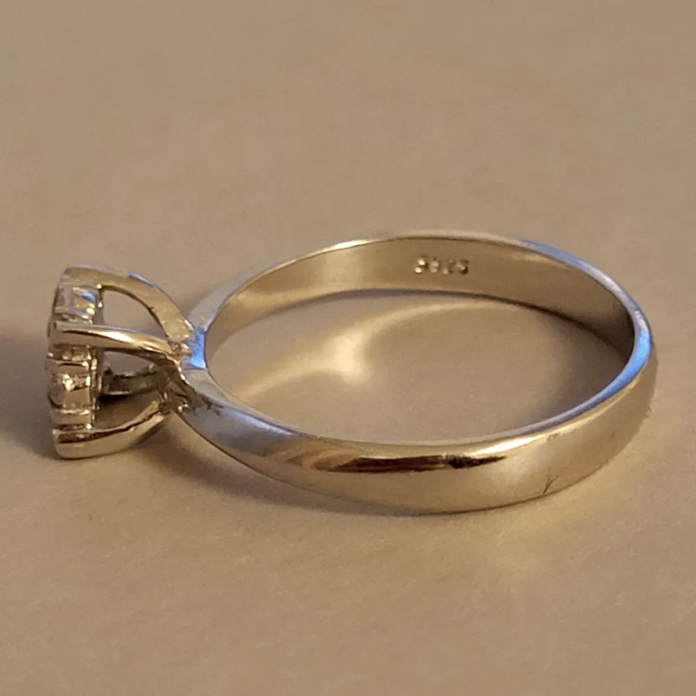 En fin ring i äkta silver, tyvärr är 2 stenar borta, men det märks knappt på, stk 10 typ. Accessoarer.