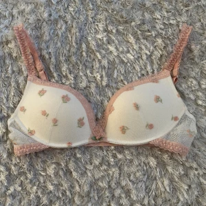 Intimissimi BH push up - En push up BH utan bygel från Intimissimi i storlek 75C. Aldrig kommit till användning, därav säljer jag den. Kunde ej hitta bild o modell online, men tror liknande Gioia super push up BH. 