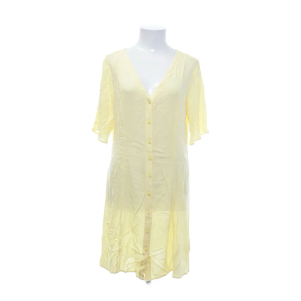 Ljusgul klänning från Monki! Köpt på Sellpy men säljes då den inte passar mig riktigt. Lite genomskinlig men väldigt svalt och skönt material (viskos)! 🍋. Klänningar.