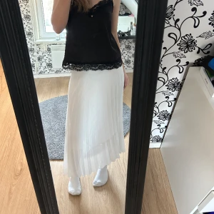 SOMMARKJOL - Jättefin sommarkjol som har inbyggt andralager för att inte vara genomskinlig! Säljer pga att jag har två stycken vilket ej behövs🙌🏼💕 skriv gärna om ni har frågor eller vill ha fler bilder! KÖPAREN STÅR FÖR FRAKT 