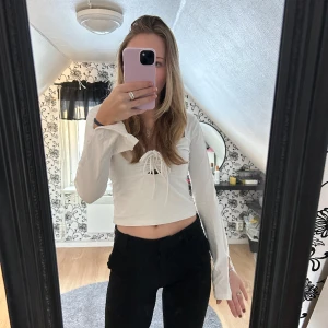 TRÖJA MED SLITS - En lite finare magtröja med slits längs ner på armarna och en fin knytning mellan brösten. Kommer ej till användning tillräckligt för att den ska stanna hos mig🤗 hör av er vid frågor!  KÖPAREN STÅR FÖR FRAKT