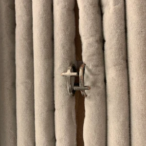 Cool ring - Cool ring med två kors typ!  📏 Mått: justerbar ca 17-19 mm