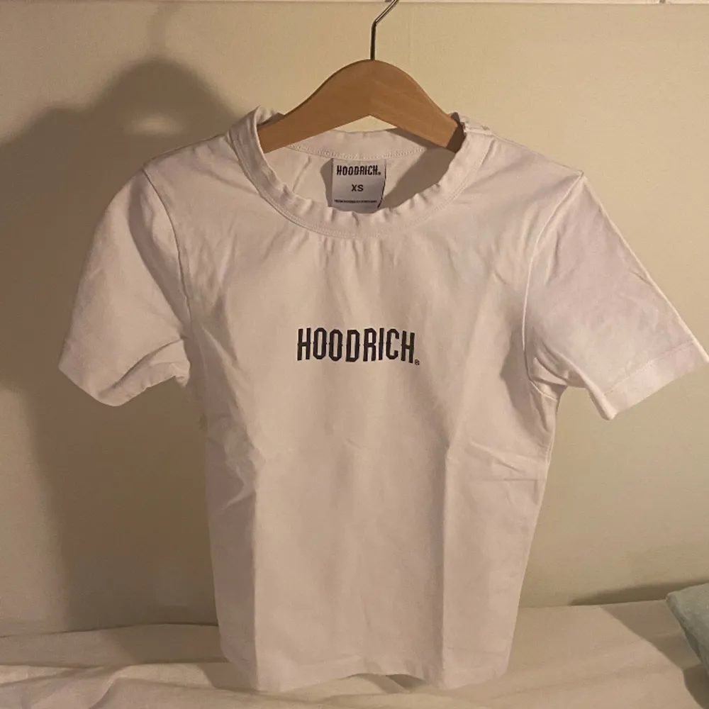 Säljer denna Hoodrich T-shirt. Använd men är i ett fint skick. Nypris 400kr!. T-shirts.