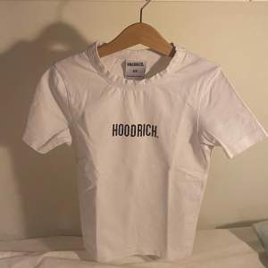 Säljer denna Hoodrich T-shirt. Använd men är i ett fint skick. Nypris 400kr!