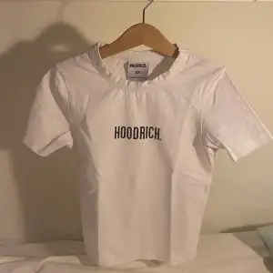 Säljer denna Hoodrich T-shirt. Använd men är i ett fint skick. Nypris 400kr!